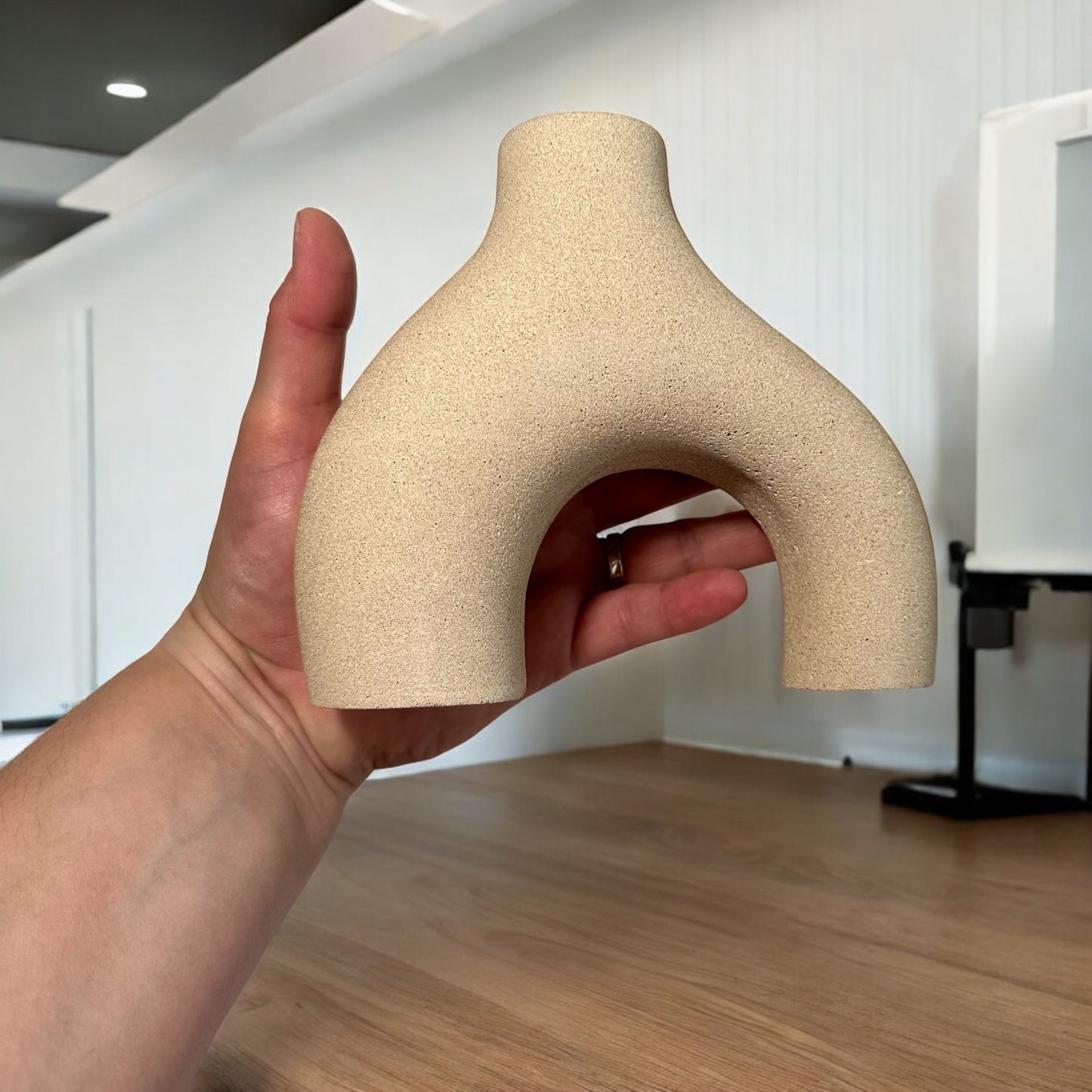 Handgefertigte asymmetrische moderne Vase in Ocker, Grün und Terrakotta-Terrazzo