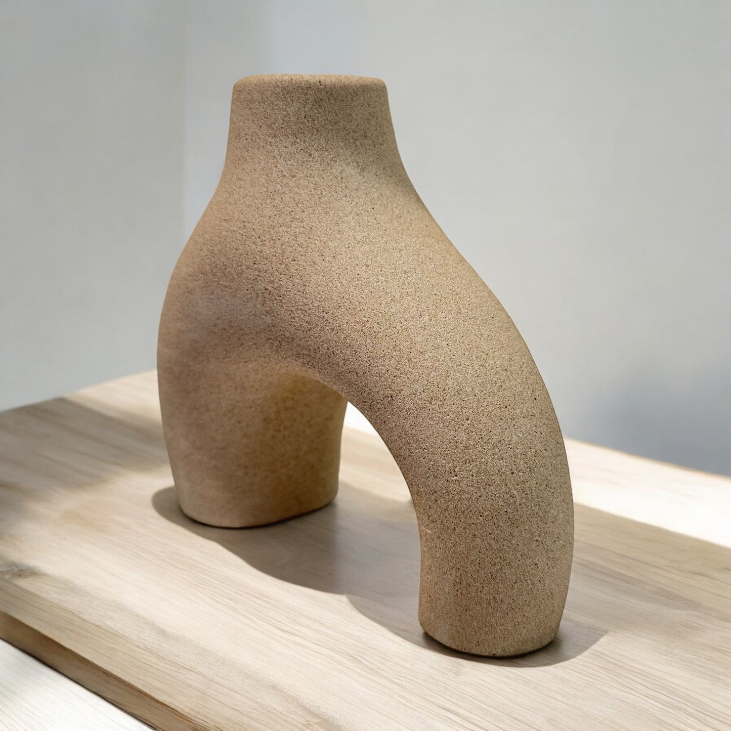 Handgefertigte asymmetrische moderne Vase in Ocker, Grün und Terrakotta-Terrazzo