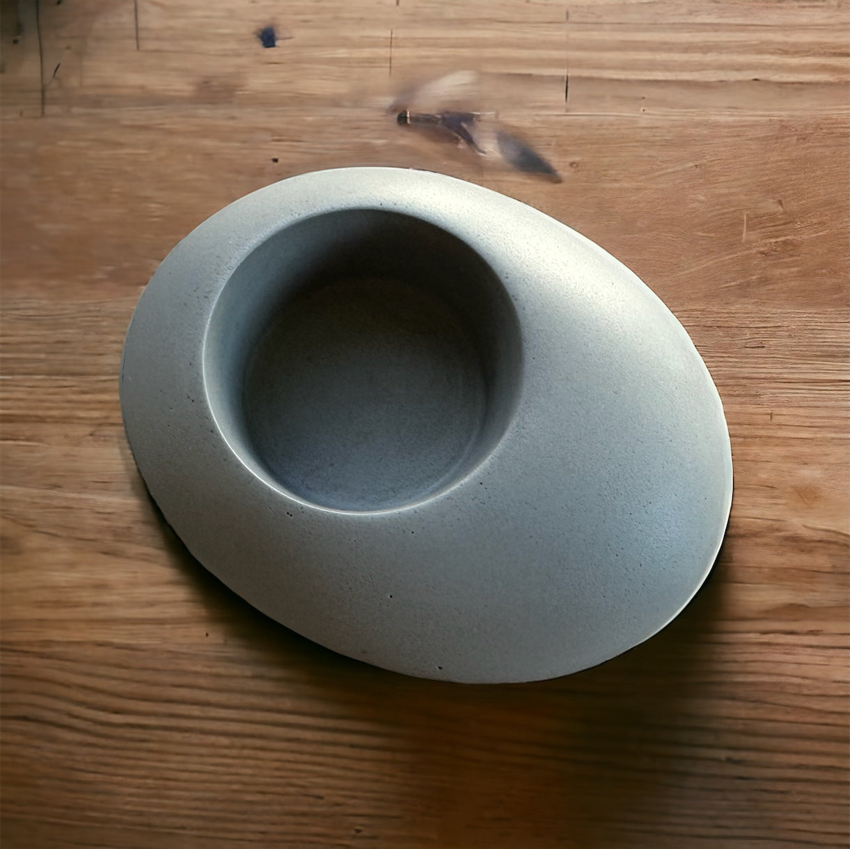 Wave-shaped candle holder, handmade with a raw granite finish